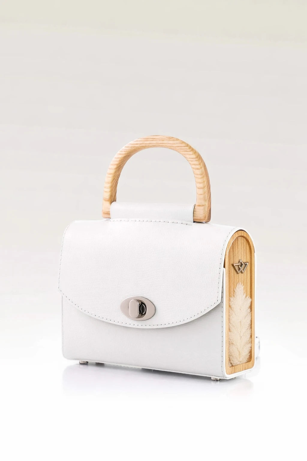 أورورا صغير أبيض سفّيانو